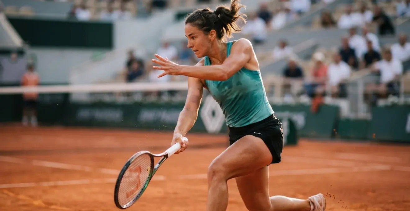 Joueur de tennis en position de frappe montrant la rotation du tronc et la flexion des jambes