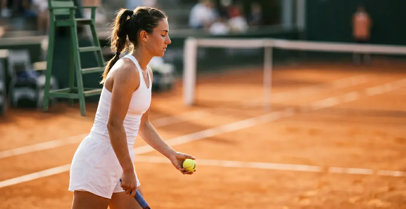 Joueur de tennis concentré avant de servir lors d'un match décisif