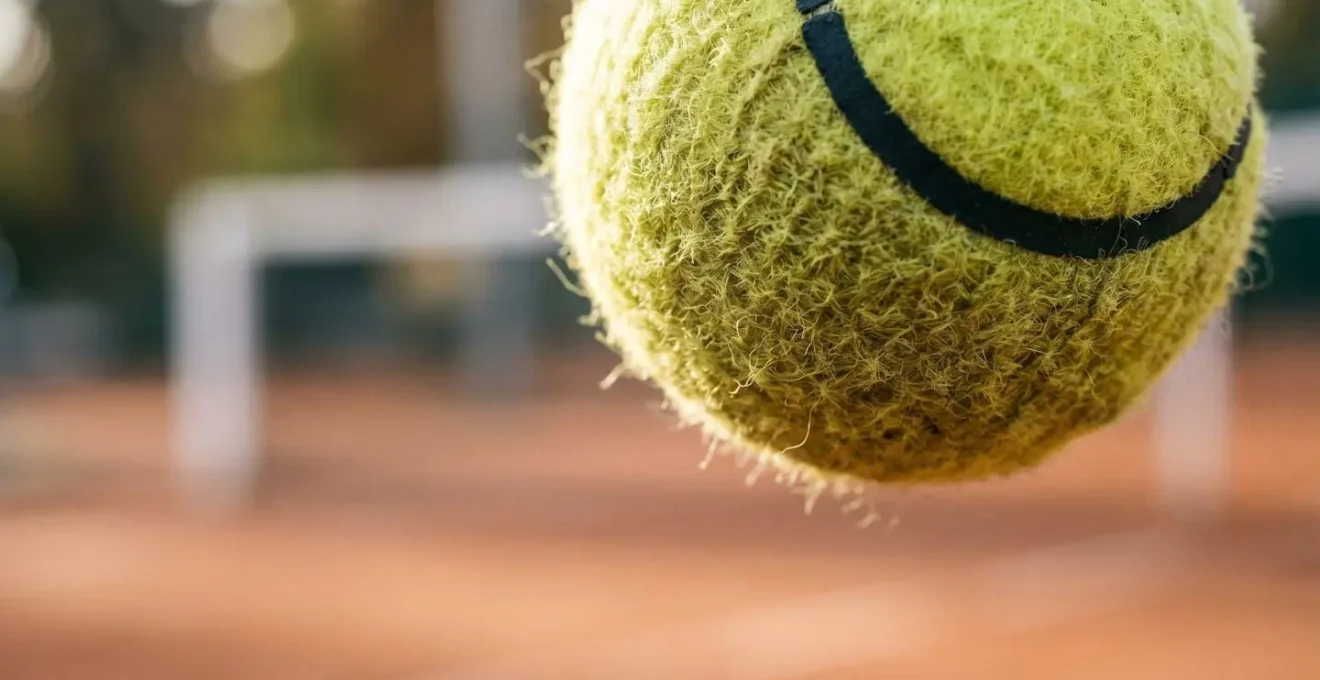 Séquence d'échauffement structuré sur court de tennis avec balles en mouvement