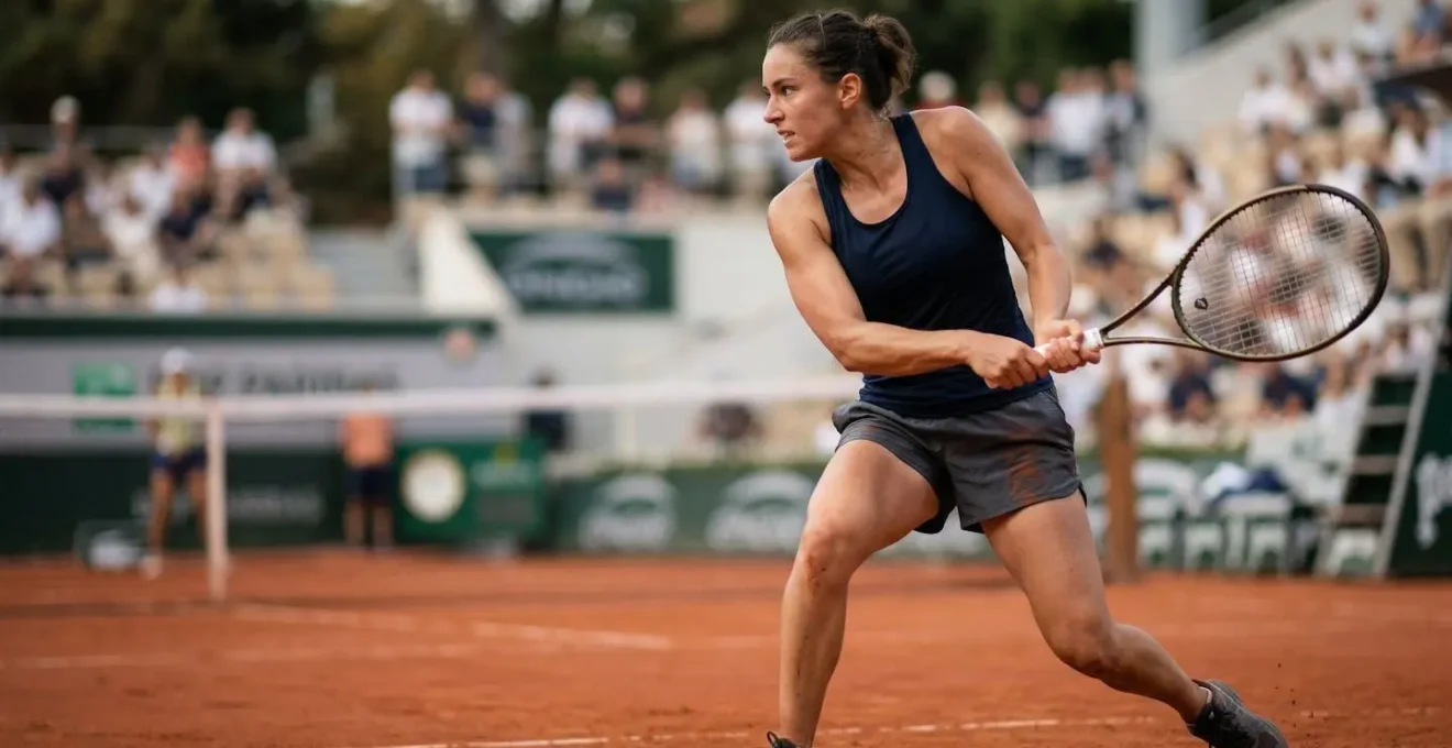 Joueur de tennis sur terre battue en position tactique concentrée pendant un échange décisif