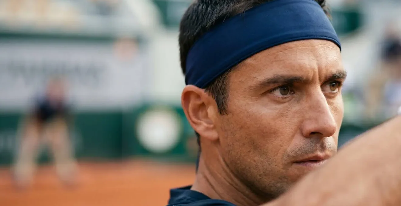 Gros plan sur le visage d'un joueur de tennis montrant la coordination œil-tête pendant la frappe