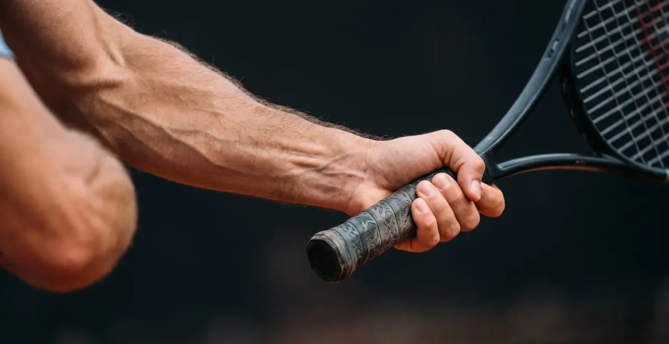 Détail macro de l'instant de pronation du poignet lors d'un coup de tennis