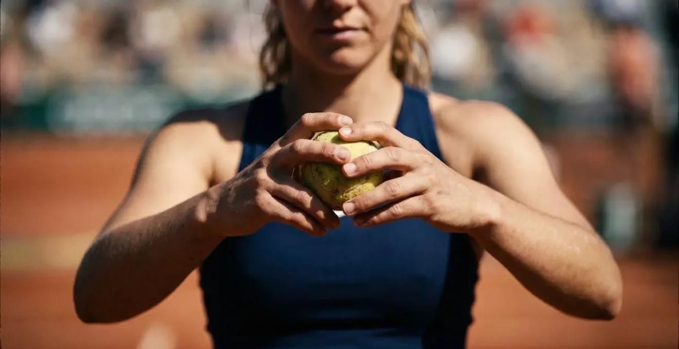 Moment de pause et concentration d'un joueur de tennis avant un point décisif