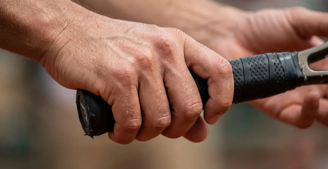 Moment de respiration contrôlée d'un joueur de tennis avant de servir