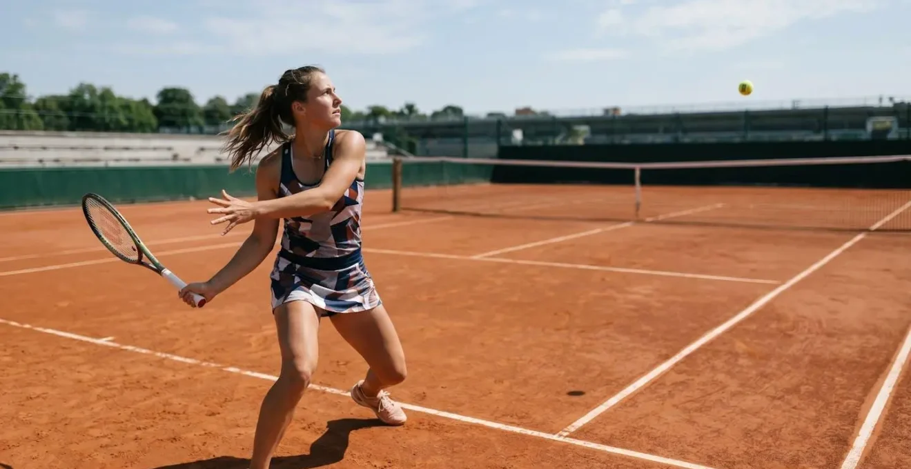 Sequence de preparation et timing de frappe au tennis vue en contre-plongee